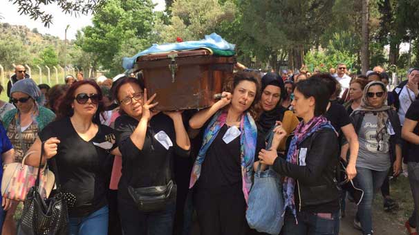 Cenazede dikkat çeken görüntü! Sadece kadınlar taşıdı...