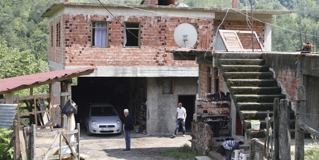 Eski eşiyle görüşen kocasını uyurken öldürdü