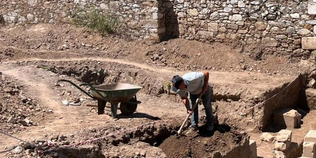 Eski evin altından tarihi mimari parçalar bulundu! Heyecanlandıran keşif: Duyanlar çok şaşırıyor!