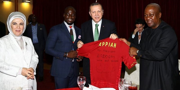 Appiah'tan Cumhurbaşkanı Erdoğan'a hediye