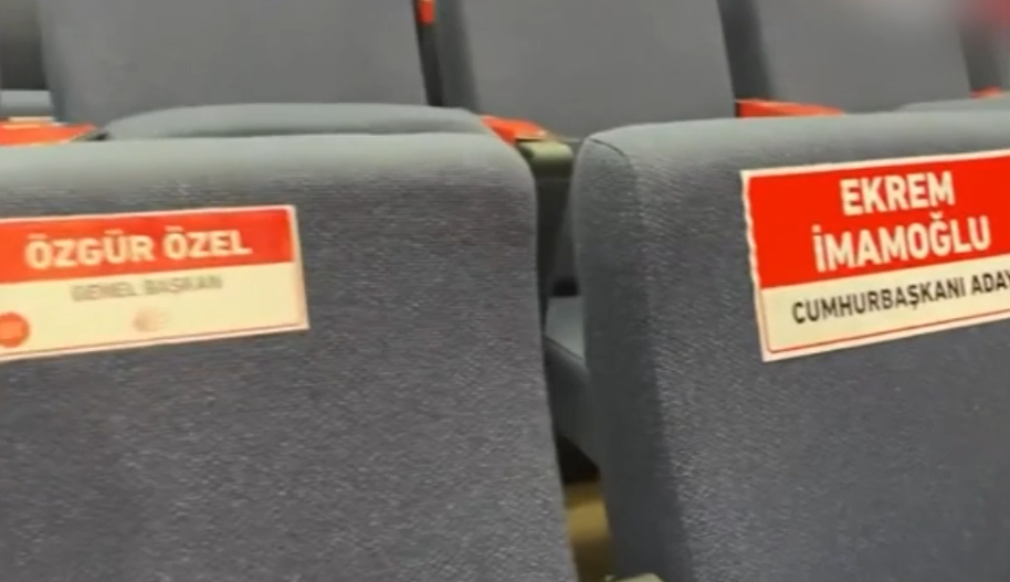 Eski genel başkanı yok saydılar! CHP’nin karanlık kurultayında Deniz Baykal’a çizik