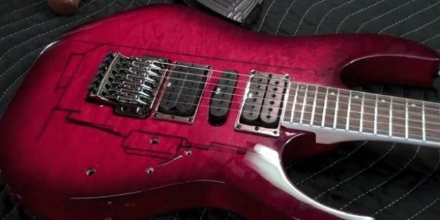 Eski gitarı çöpe atmadı! Bakın ne yaptı...