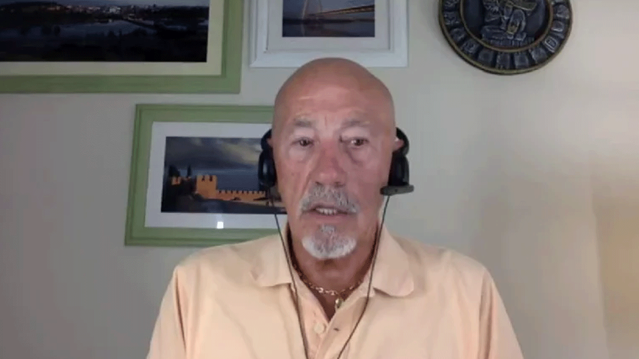 Eski hakemin papağanı canlı yayında o takımın marşını okumaya başladı