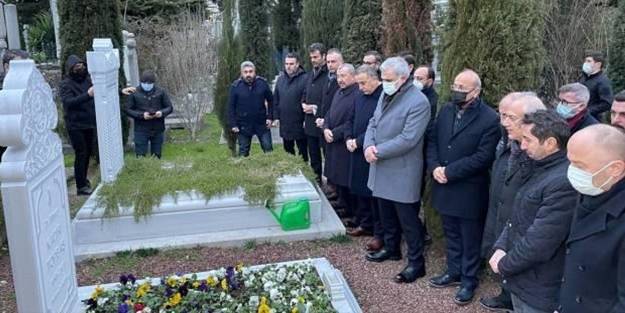 Eski İBB Başkanı Kadir Topbaş mezarı başında dualarla anıldı