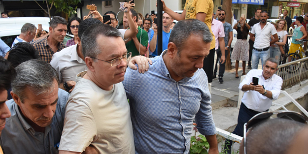 Eski istihbaratçıdan rahip Brunson sözleri: Yok edilmesi CIA'nın işine gelmez mi?