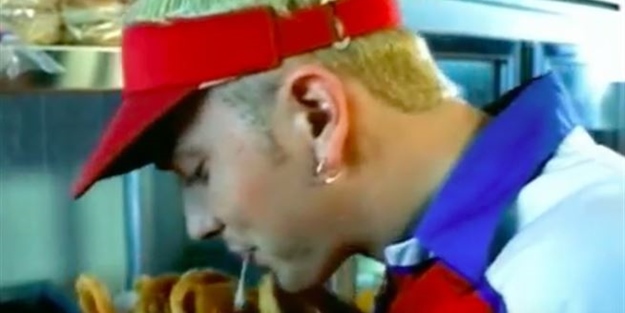 McDonald’s çalışanlarının yaptığı 10 iğrenç itiraf!