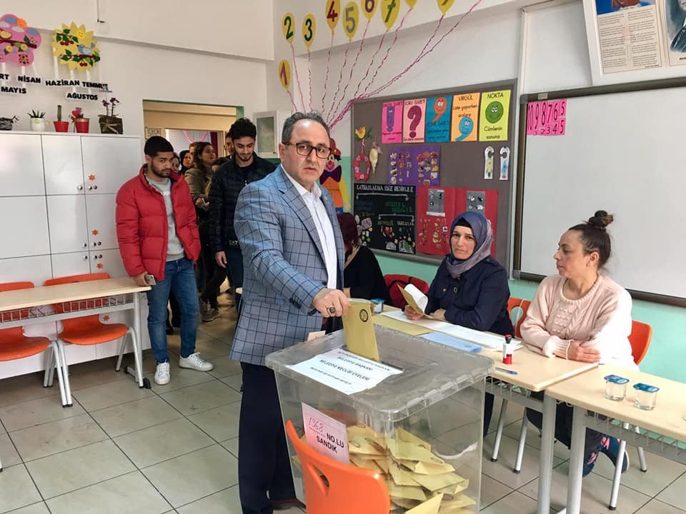 Eski milletvekili Demir, oyunu kullandı 