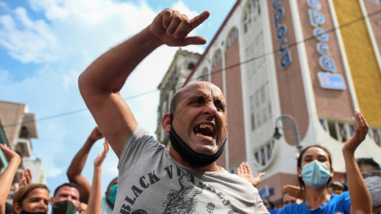 Eski milletvekiline kadın kıyafeti giydirip dövdüler!