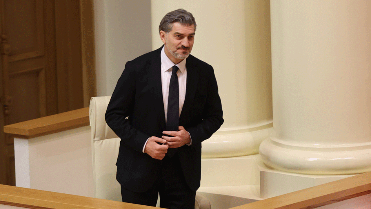 Eski milli futbolcu cumhurbaşkanı seçildi