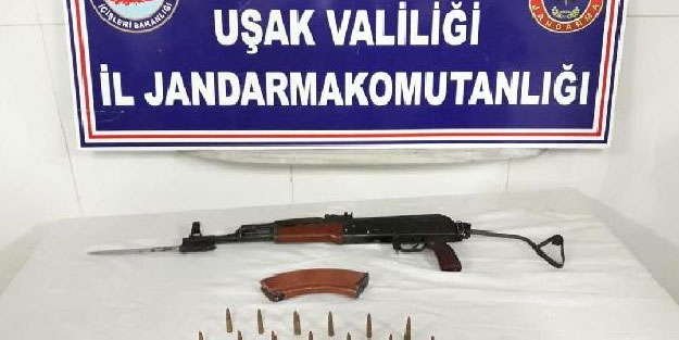 Eski muhtarın evinde kalaşnikof tüfek bulundu