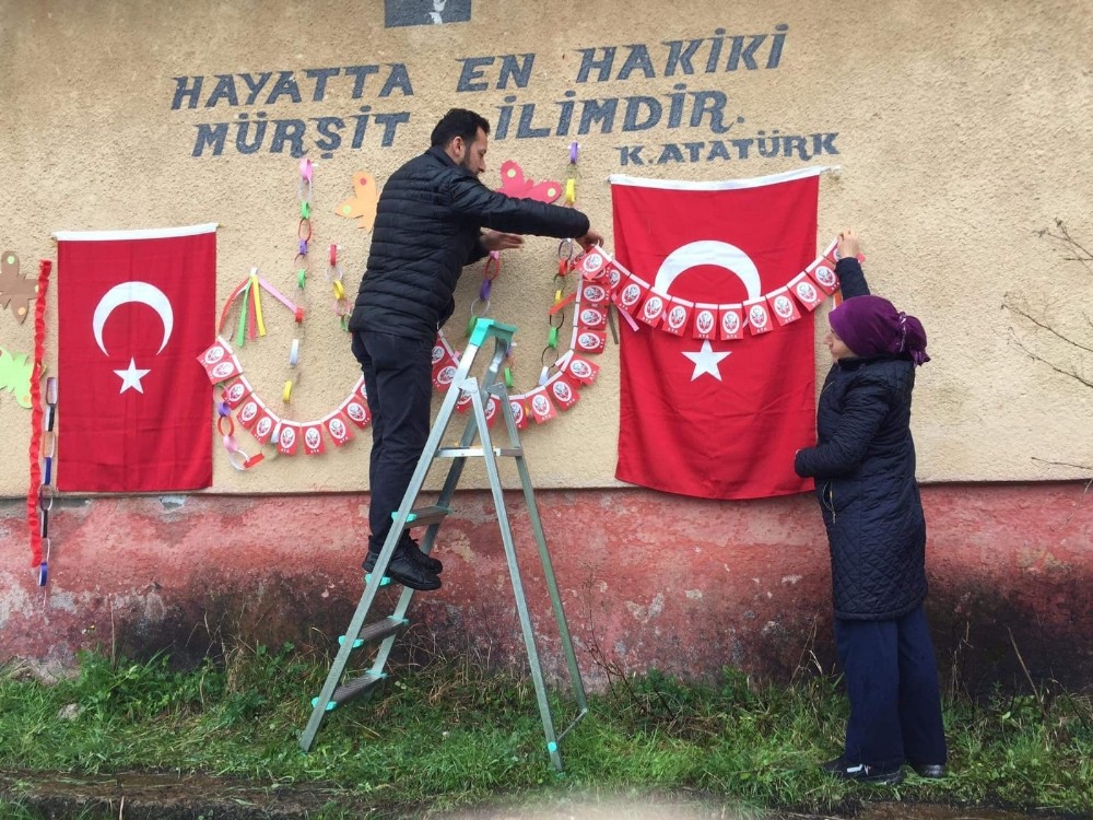 Eski okul binasını süsleyip 23 Nisan coşkusunu yaşattılar 