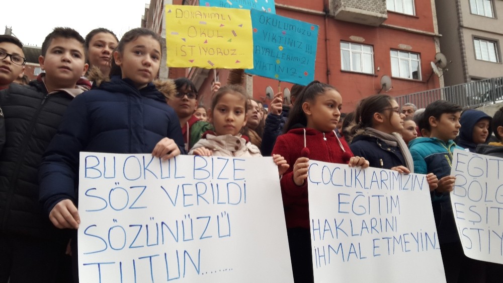 Eski okullarına geçmek isteyen öğrenciler ve velileri eylem yaptı 