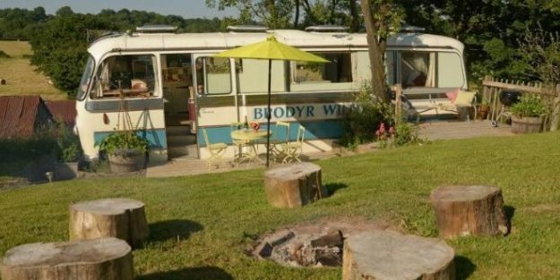 Eski otobüsü tatil evine dönüştürdü!