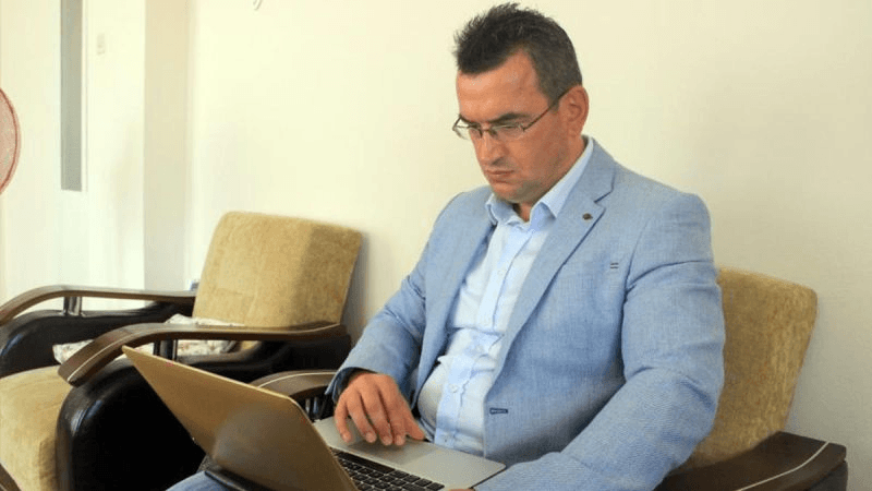 Eski parti arkadaşından 