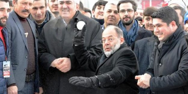 Eski Sağlık Bakanı Recep Akdağ, Palandöken'de çocuklar gibi eğlendi