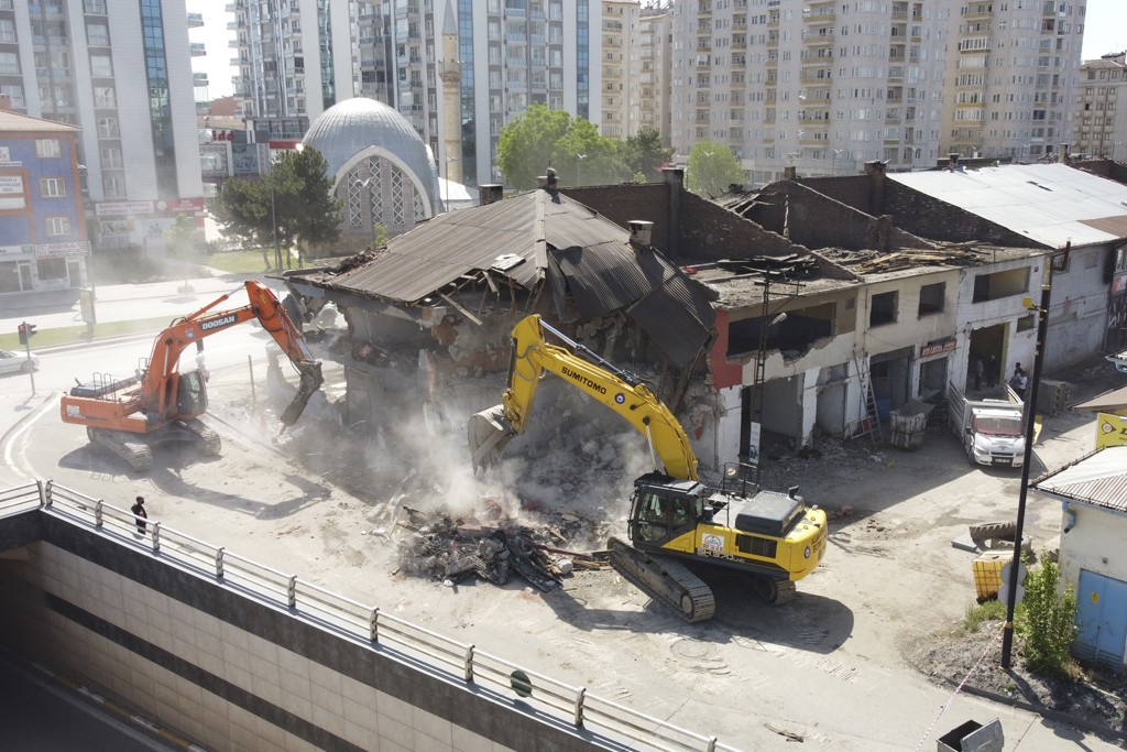 Eski sanayi sitesi Sivas'ta sorun olmaktan çıkıyor...