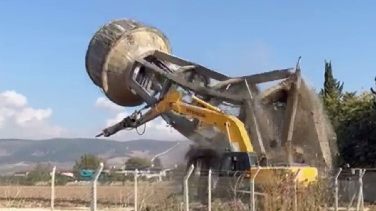 Eski su kulesi yerle bir oldu!