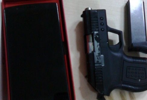 Eski telefonları sahte faturayla yeni diye satıyordu