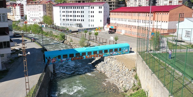 Eski vagondan yapılan köprü, Maçka Deresi üzerine yerleştirildi