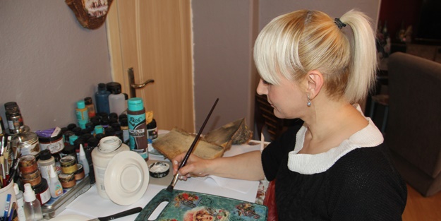 Eski ve atık eşyaları dekoratif ürünlere dönüştürüyor