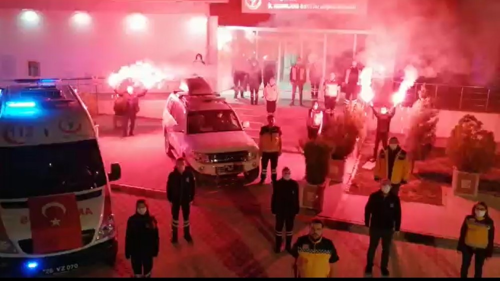 Eskişehir 112 personeli bu kez ’Ulusal egemenliği’ kutlamak için dışarı çıktı 