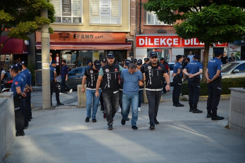 Eskişehir merkezli 3 ilde yapılan uyuşturucu operasyonunda yakalanan şüpheliler adliyede 