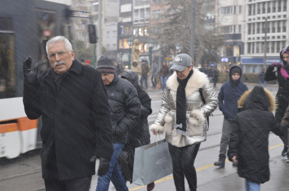 Eskişehir’de aynı gün karlı ve güneşi hava şaşırttı 