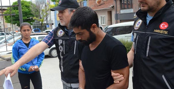 Eskişehir'de babasını kelepçeli gören minik kız gözyaşlarını tutamadı