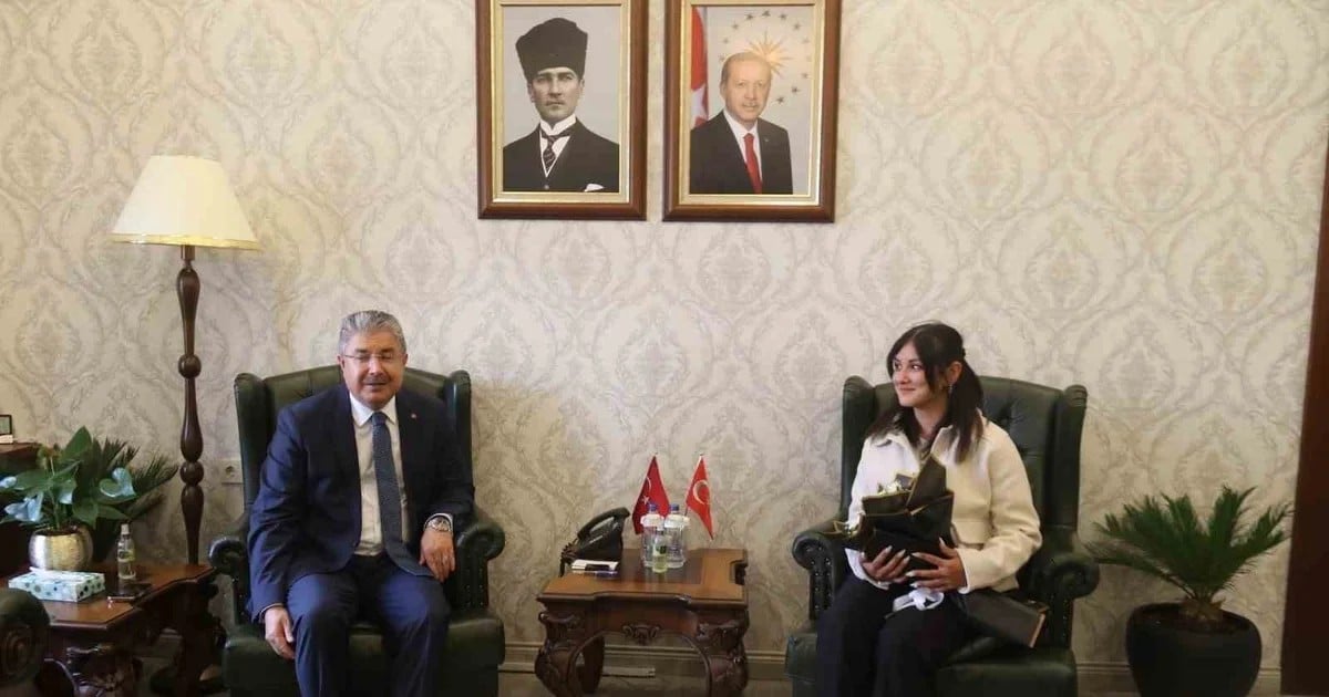 Eskişehir'de bayrağı yerden alan kuryeye Vali Yılmaz'dan teşekkür, bayrak ve hediye