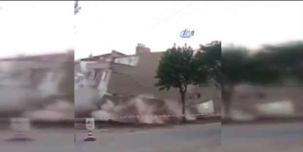 Eskişehir'de bir bina böyle yıkıldı