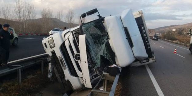 Eskişehir'de TIR devrildi: 1 ölü