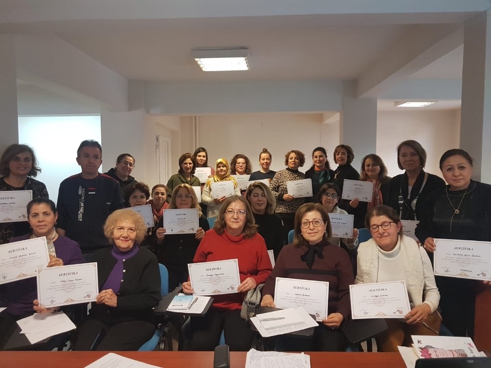Eskişehir’de ‘diksiyon, etkili iletişim ve etkili konuşma’ kursunu bitiren 24 kursiyer törenle sertifikalarını aldılar 
