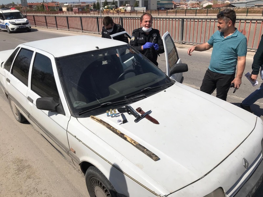 Eskişehir’de durdurulan araçta silah ve uyuşturucu ele geçirildi 