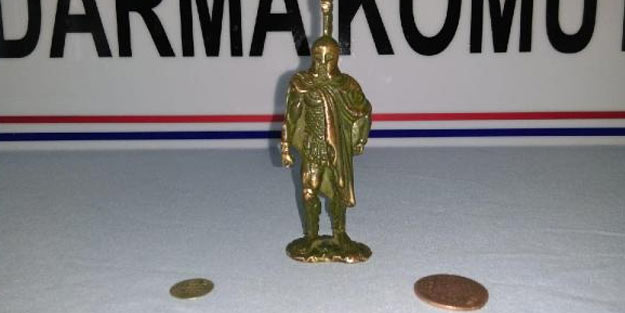 Eskişehir'de durdurulan araçta, tarihi bronz heykelcik ve sikkeler ele geçirildi