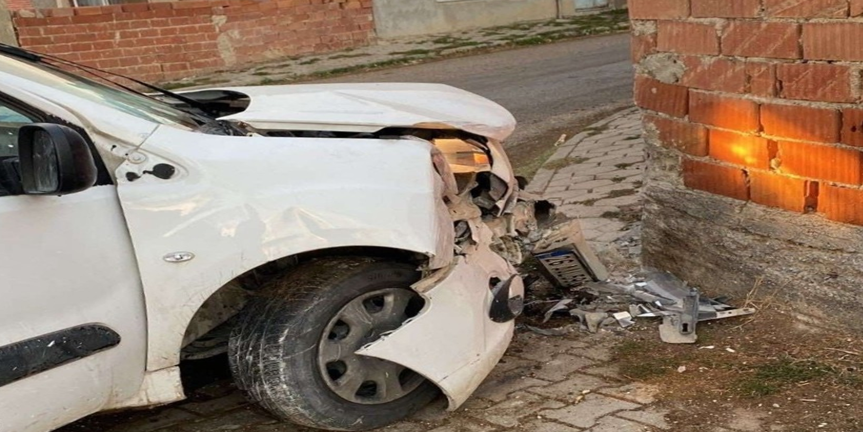 Eskişehir'de duvara çarpan aracın sürücüsü...