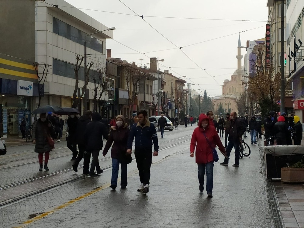 Eskişehir’de ‘Evde kal’ çağrılarını umursamayanlar 