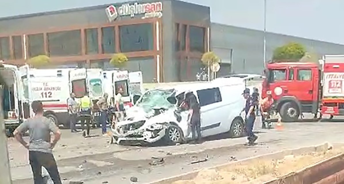 Eskişehir’de feci kaza! Panelvan tıra çarptı