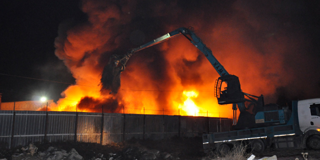 Geri dönüşüm fabrikasında yangın! Söndürülemiyor