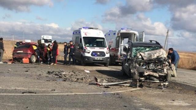 Eskişehir'de hafif ticari araç otomobille çarpıştı: 2 ölü, 3 yaralı