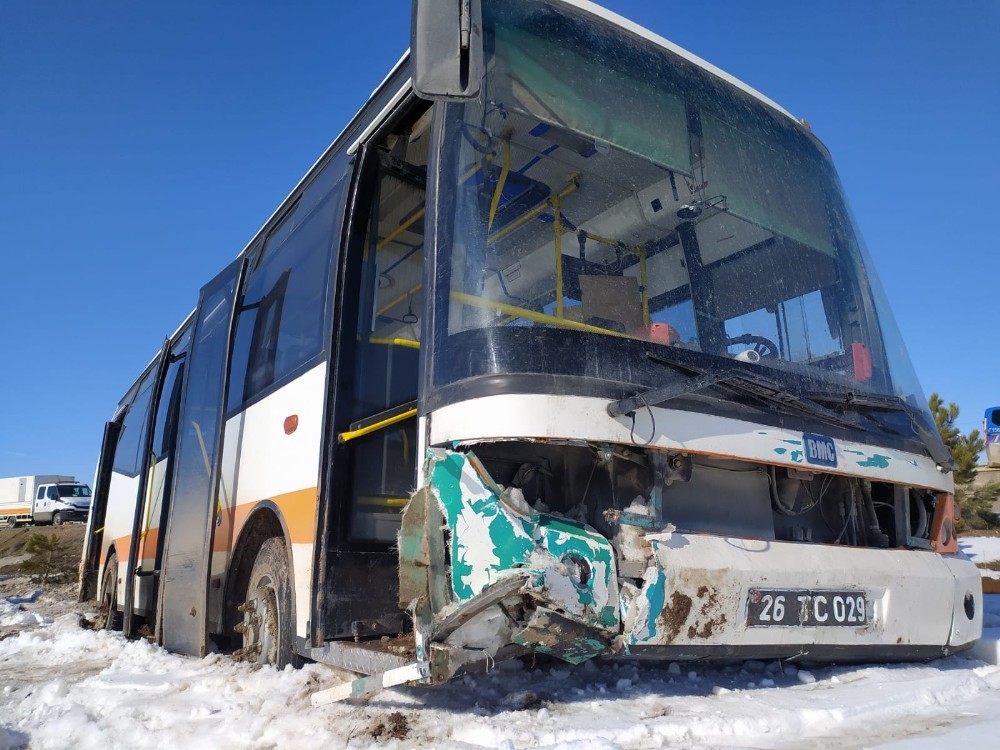 Eskişehir’de halk otobüsü yoldan çıktı: 6 yaralı 