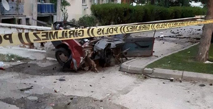 Eskişehir'de ikiye bölünen araçta feci şekilde can verdiler