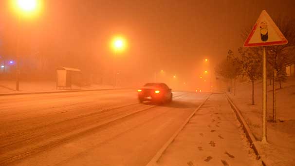Eskişehir'de kar nedeniyle yollar kapadı