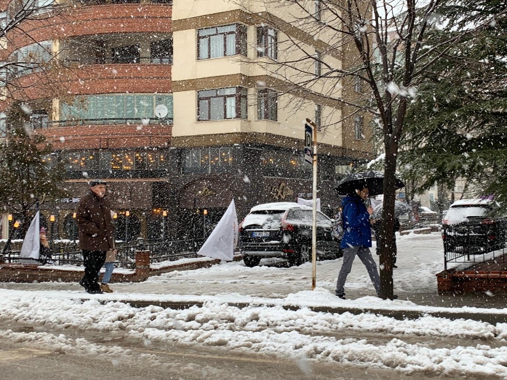 Eskişehir’de kar yağışı yeniden başladı 