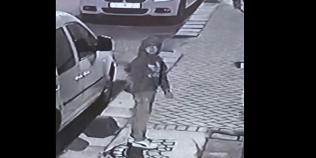Eskişehir’de kilidi koparıp bisiklet çalan hırsız kamerada