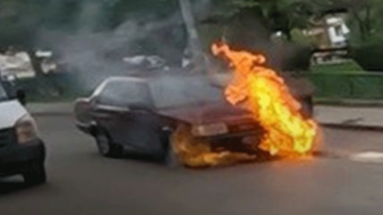 Eskişehirde korku dolu anlar! Tofaş marka otomobil alev alev yandı!