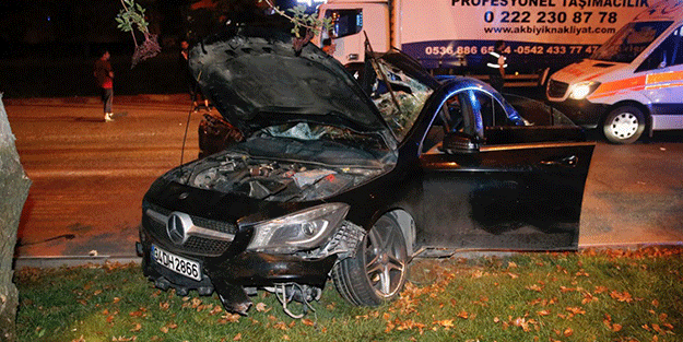 Eskişehir'de otomobil park halindeki kamyona çarptı 5 kişi yaralandı