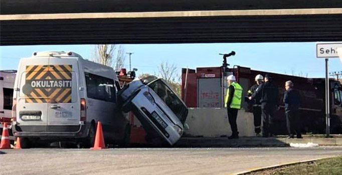 Eskişehir’de otomobilin arka tekeri minibüsün camına girdi