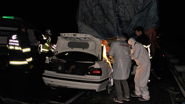 Eskişehir'de otomobille kamyon çarpıştı: 3 kişi öldü!