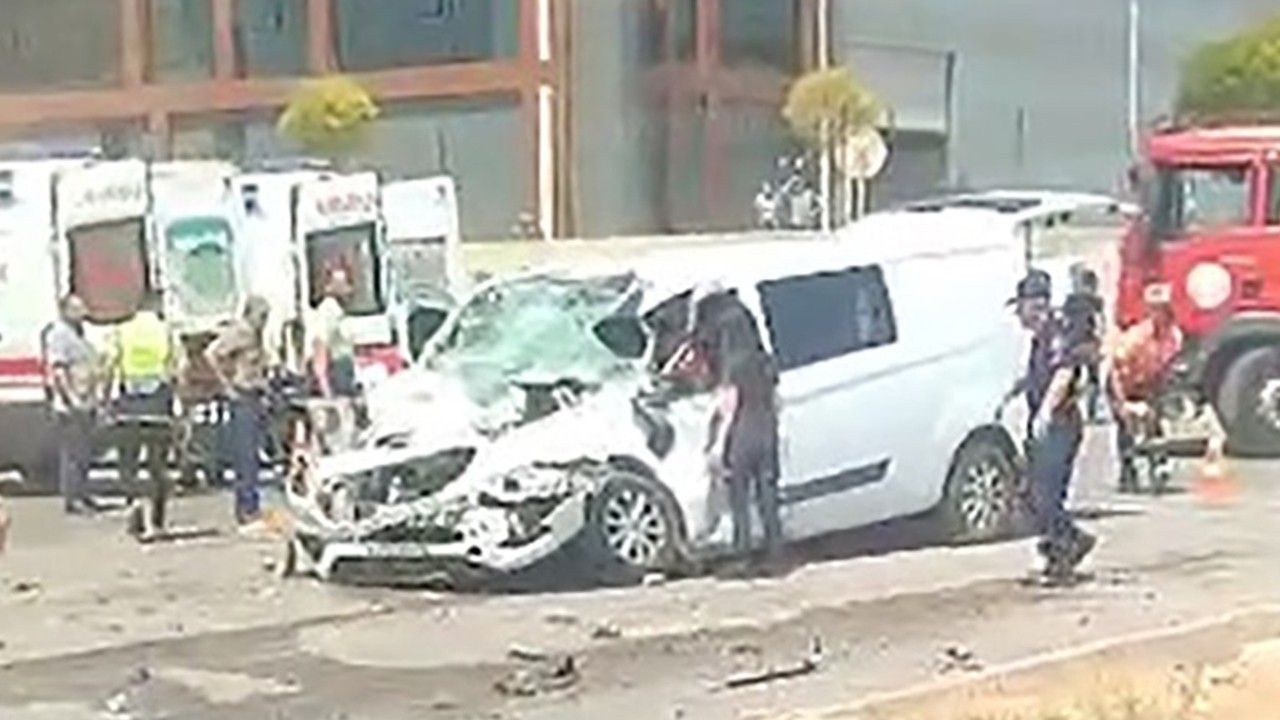 Eskişehir’de panelvan tırın dorsesine çarptı: 3 yaralı, 1’i ağır