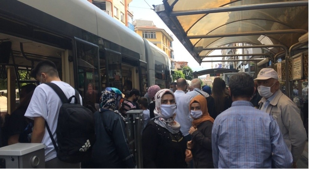 Eskişehir’de sosyal mesafesiz yolculuk 